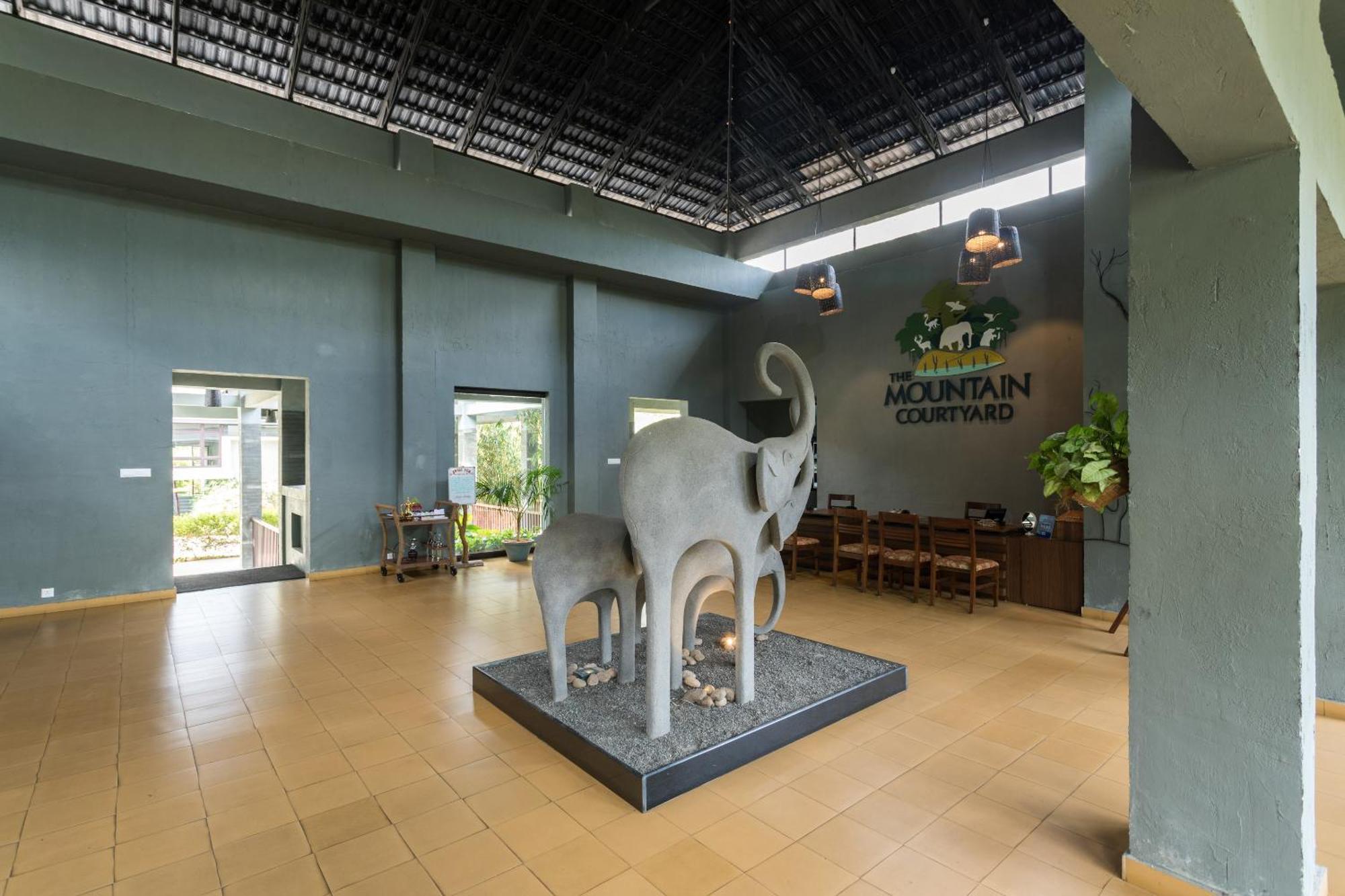 Hotel The Mountain Courtyard Thekkady Exterior foto