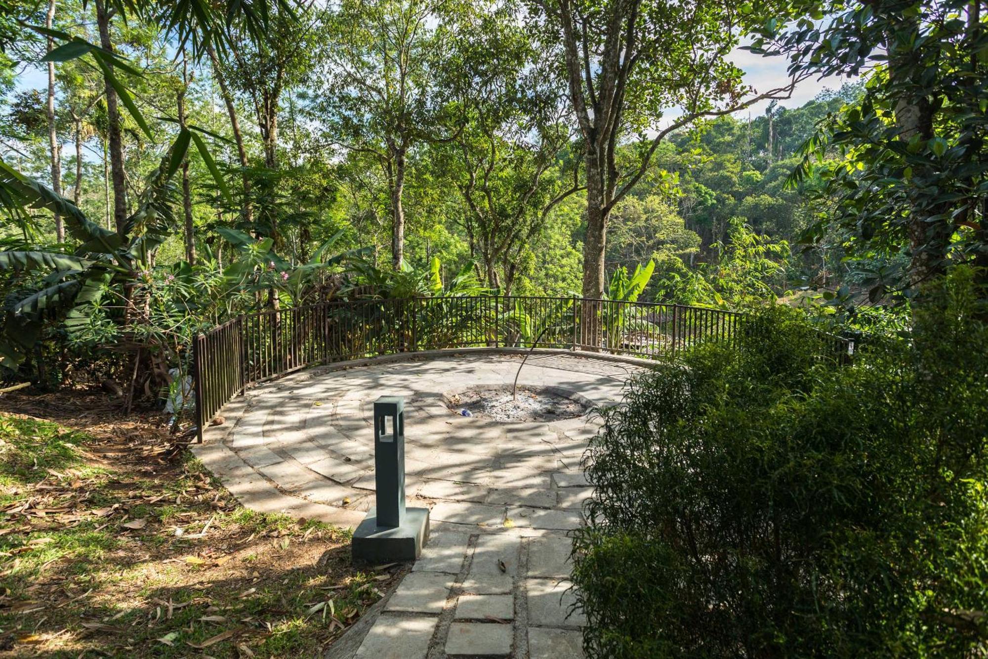 Hotel The Mountain Courtyard Thekkady Exterior foto
